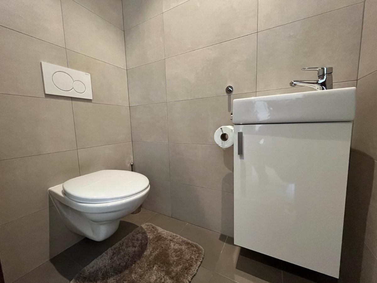 Elegant Escape Apartment I - City Centre บราติสลาวา ภายนอก รูปภาพ