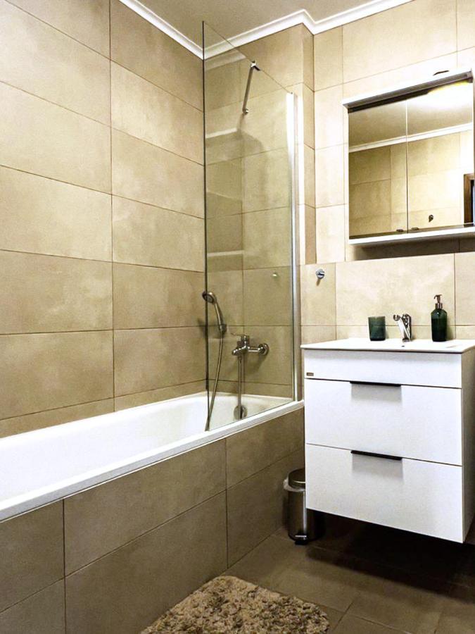 Elegant Escape Apartment I - City Centre บราติสลาวา ภายนอก รูปภาพ