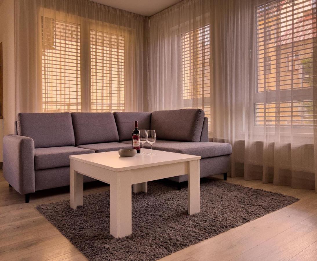 Elegant Escape Apartment I - City Centre บราติสลาวา ภายนอก รูปภาพ