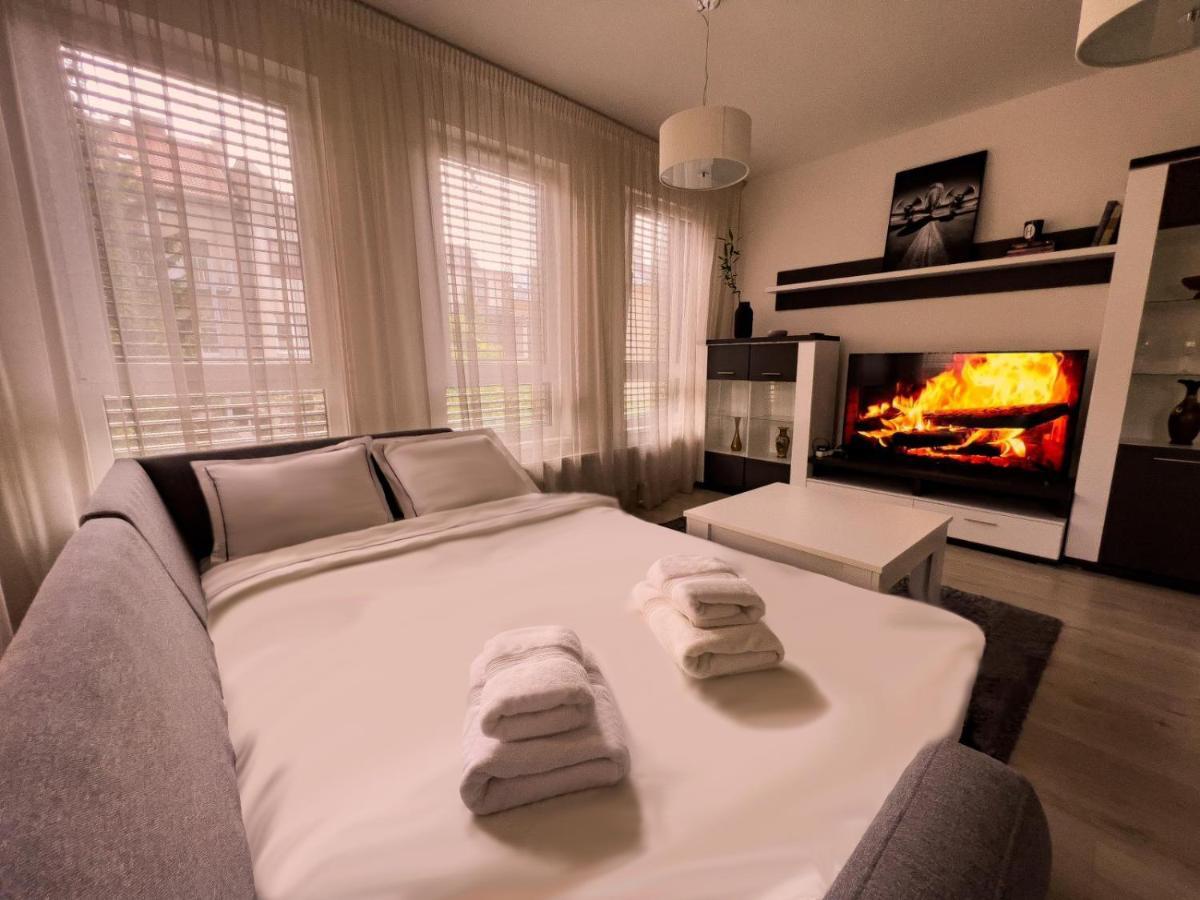 Elegant Escape Apartment I - City Centre บราติสลาวา ภายนอก รูปภาพ
