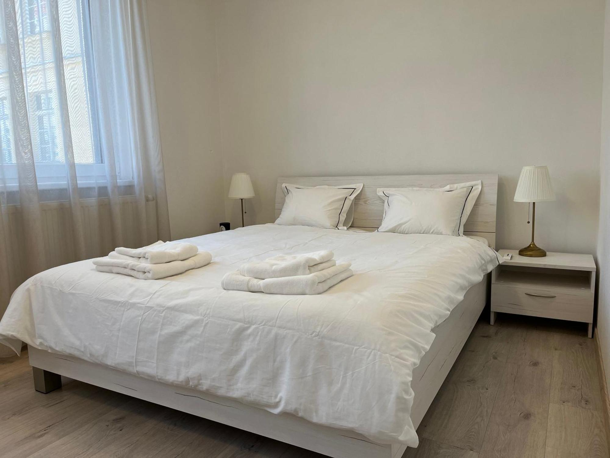 Elegant Escape Apartment I - City Centre บราติสลาวา ภายนอก รูปภาพ