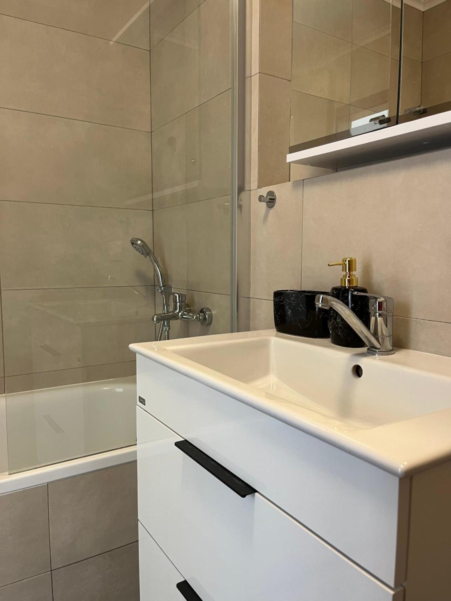 Elegant Escape Apartment I - City Centre บราติสลาวา ภายนอก รูปภาพ